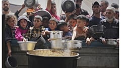 أطفال فلسطينيون ينتظرون الحصول على الطعام من مطبخ مجتمعي في خان يونس، جنوب قطاع غزة، يوم الخميس 24 أبريل 2025