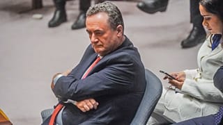 وزير الخارجية الإسرائيلي، إسرائيل كاتس، يستمع خلال اجتماع لمجلس الأمن التابع للأمم المتحدة بشأن الحرب في غزة، 11 مارس/آذار 2024، في مقر الأمم المتحدة.