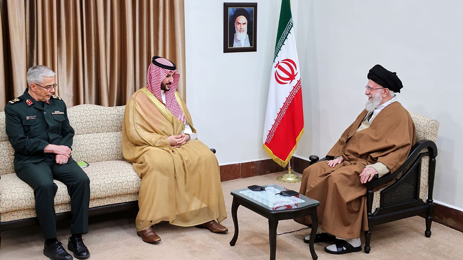 دیدار وزیر دفاع عربستان با علی خامنه‌ای