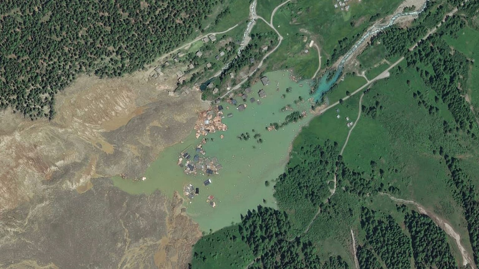 Esta imagem de satélite fornecida pela Maxar Technologies mostra o rescaldo de um deslizamento de lama em Blatten, a 30 de maio de 2025