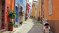 La campiña italiana está salpicada de pueblos ricos en maravillas arquitectónicas, delicias gastronómicas y tradiciones culturales arcanas.