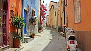 La campiña italiana está salpicada de pueblos ricos en maravillas arquitectónicas, delicias gastronómicas y tradiciones culturales arcanas.