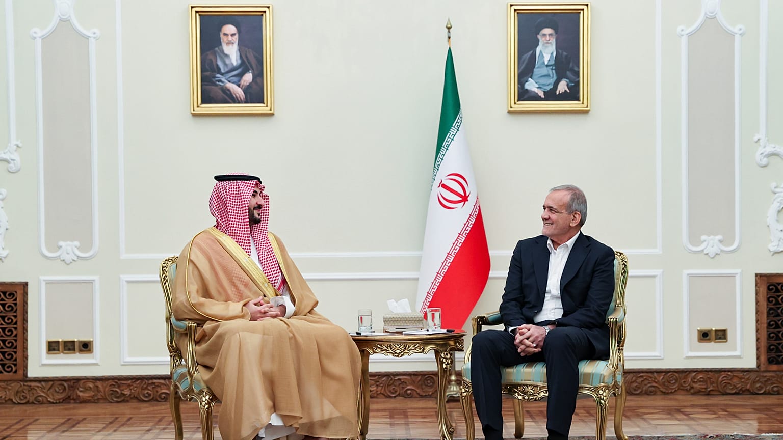 الصورة التي نشرها مكتب الرئاسة الإيرانية، الرئيس مسعود بيزشكيان، يلتقي وزير الدفاع السعودي الأمير خالد بن سلمان في العاصمة الإيرانية طهران، إيران،17 أبريل/نيسان 2025