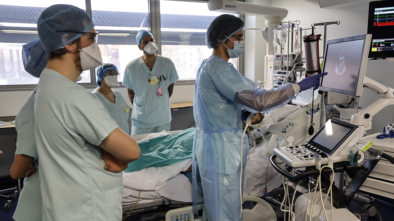 Le personnel médical s'occupe d'un patient atteint de COVID-19 dans le service de réanimation de l'hôpital universitaire de Strasbourg, dans l'est de la France. 13 janvier 2025.