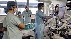 Medizinisches Personal versorgt einen COVID-19-Patienten auf der Intensivstation des Universitätsklinikums Straßburg, Ostfrankreich. 13. Januar 2025.