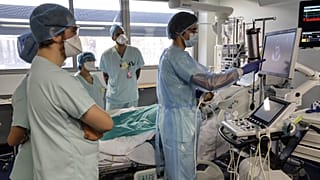 Το ιατρικό προσωπικό φροντίζει έναν ασθενή με COVID-19 στη μονάδα εντατικής θεραπείας του Πανεπιστημιακού Νοσοκομείου του Στρασβούργου, στην ανατολική Γαλλία. 13 Ιανουαρίου 2025.