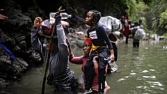 Haitili göçmenler ABD'ye ulaşma umuduyla Darien Gap'ı geçerken suda yürüyor, 9 Mayıs, 2023