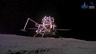 Un folleto de la CNSA muestra la combinación aterrizador-ascensor de la sonda Chang'e-6 tomada por un minirrover tras su alunizaje, el 4 de junio de 2024.
