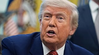 الرئيس دونالد ترامب يتحدث إلى الصحفيين في المكتب البيضاوي بالبيت الأبيض، الجمعة 23 مايو/أيار 2025، في واشنطن. 