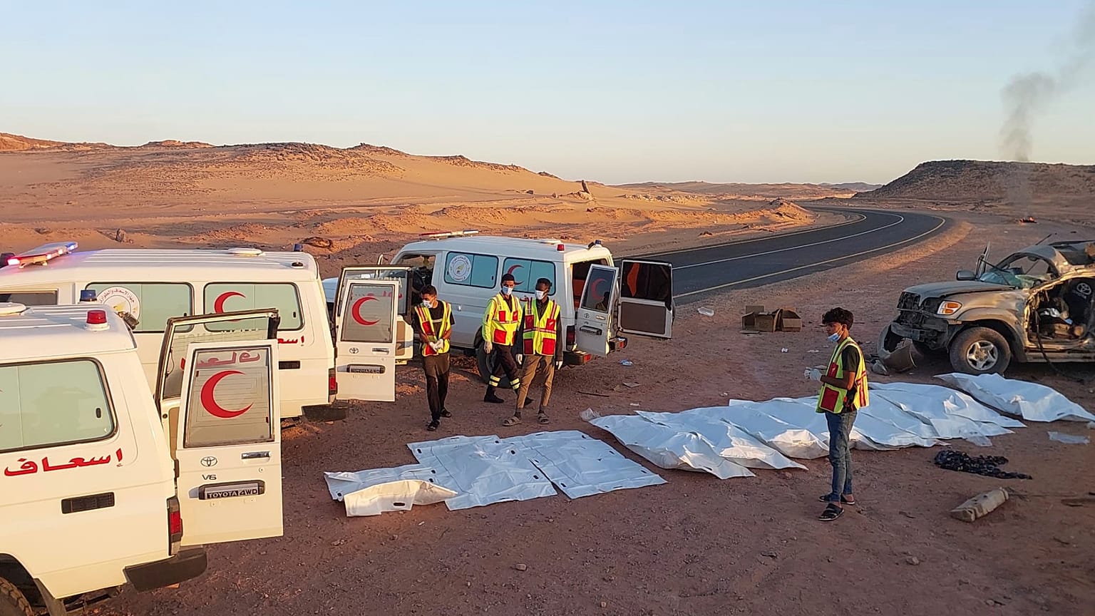 Equipas de salvamento preparam-se para transportar os corpos de 12 migrantes sudaneses mortos num acidente de viação no deserto, 30 de maio de 2025