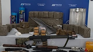 La policía muestra las drogas incautadas en una redada en Évora, 30 de mayo de 2025.
