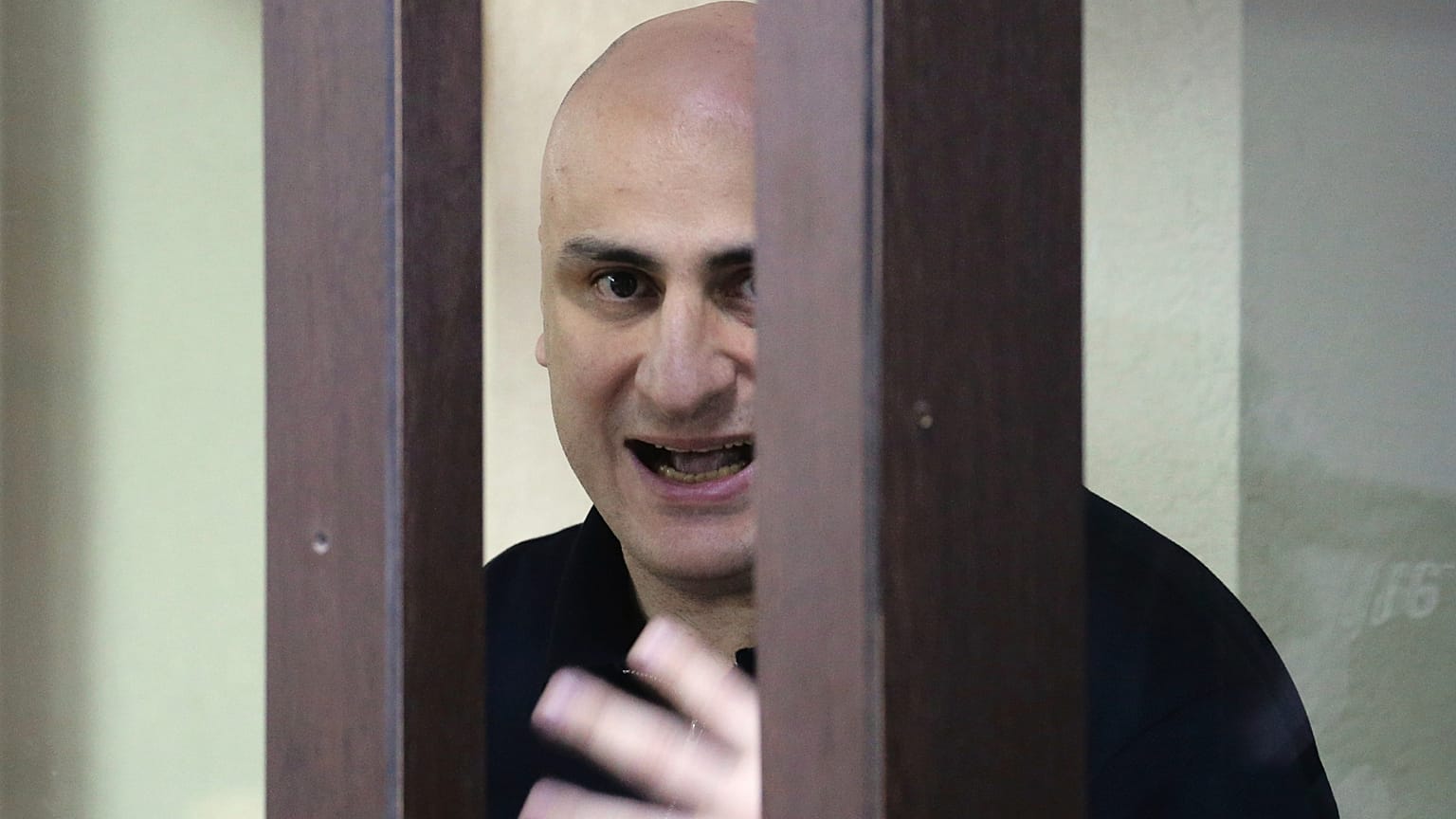 Nika Melia, uno dei leader del gruppo di opposizione Coalizione per il Cambiamento, assiste a un'udienza in tribunale a Tbilisi, 30 maggio 2025