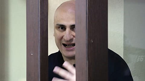 Nika Melia, l'un des dirigeants du groupe d'opposition Coalition pour le changement, assiste à une audience au tribunal de Tbilissi, le 30 mai 2025.