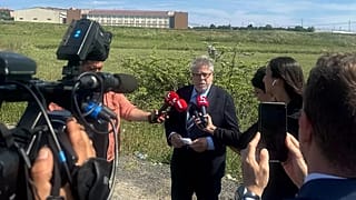 (AP) Türkiye Raportörü Nacho Sanchez Amor Silivri Cezaevi ziyareti ardından gazetecilere açıklamada bulunuyor, İstanbul, 30 Mayıs 2025.
