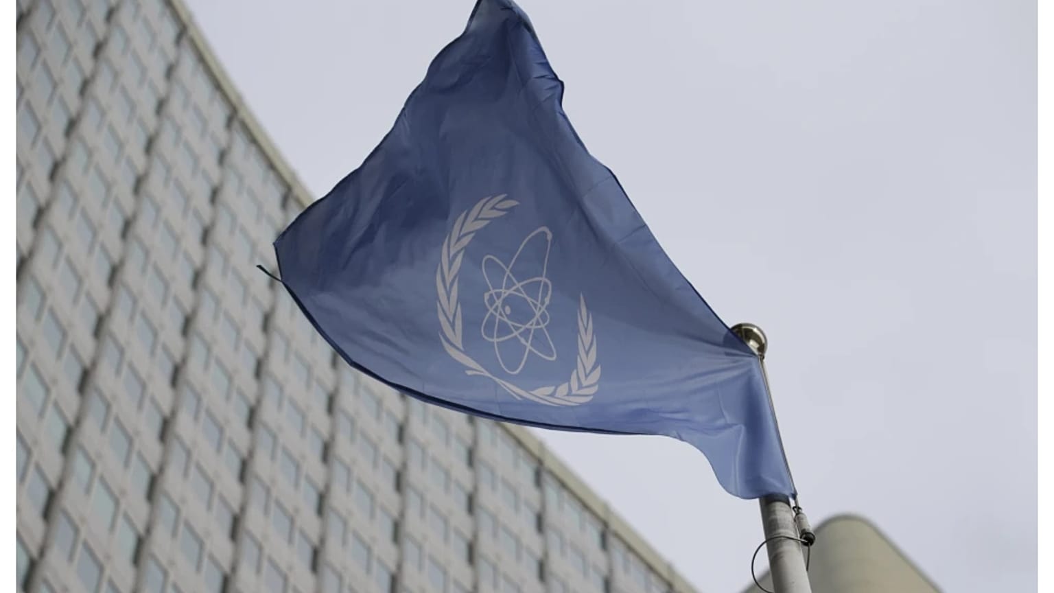 علم الوكالة الدولية للطاقة الذرية خلال اجتماع لمجلس المحافظين في فيينا. 6 فبراير 2023