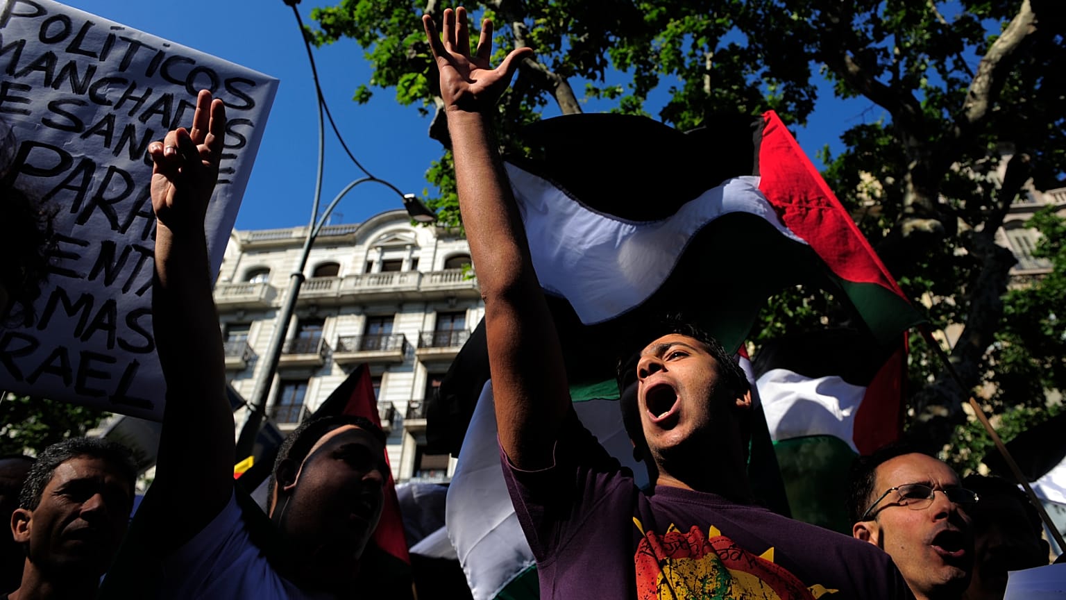 Foto de archivo. Los manifestantes gritan consignas durante una protesta contra Israel en Barcelona, ​​España, el sábado 5 de junio de 2010.