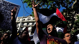 Foto de archivo. Los manifestantes gritan consignas durante una protesta contra Israel en Barcelona, ​​España, el sábado 5 de junio de 2010.