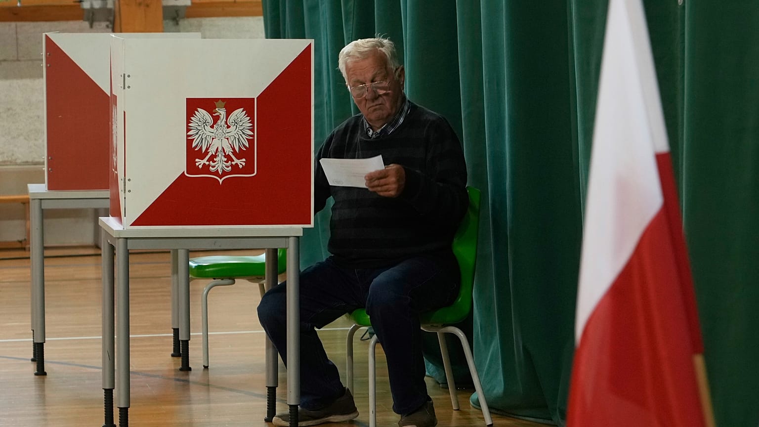 Un elettore si prepara a votare durante il ballottaggio delle elezioni presidenziali a Varsavia, Polonia (1 giugno 2025)
