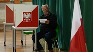 Un elettore si prepara a votare durante il ballottaggio delle elezioni presidenziali a Varsavia, Polonia (1 giugno 2025)