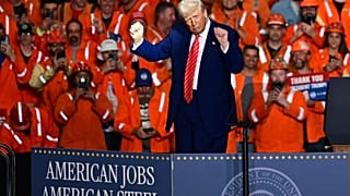 O Presidente Donald Trump no final de um discurso na fábrica da U.S. Steel Mon Valley Works-Irvin em West Mifflin, Pensilvânia (30 de maio de 2025)