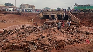 Menschen suchen in einem überfluteten Gebiet nach einem Regenguss in Mokwa, Nigeria, Freitag, 30. Mai 2025.