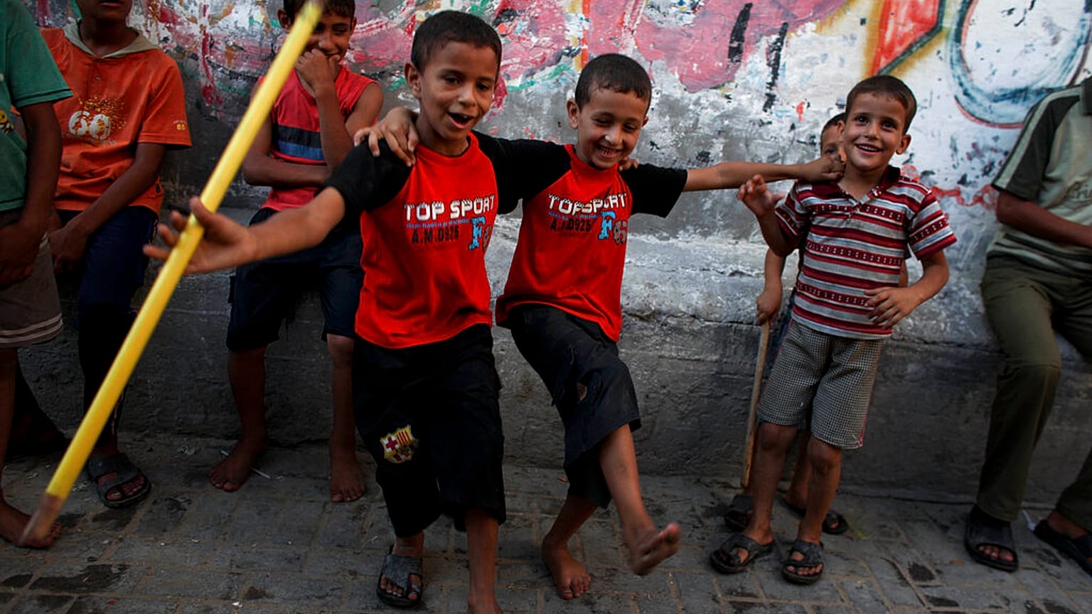 فتيان فلسطينيون يلعبون في زقاق في مخيم الشاطئ للاجئين في مدينة غزة