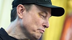 Elon Musk'ın gözündeki morluk şapkasına rağmen belli oluyordu.