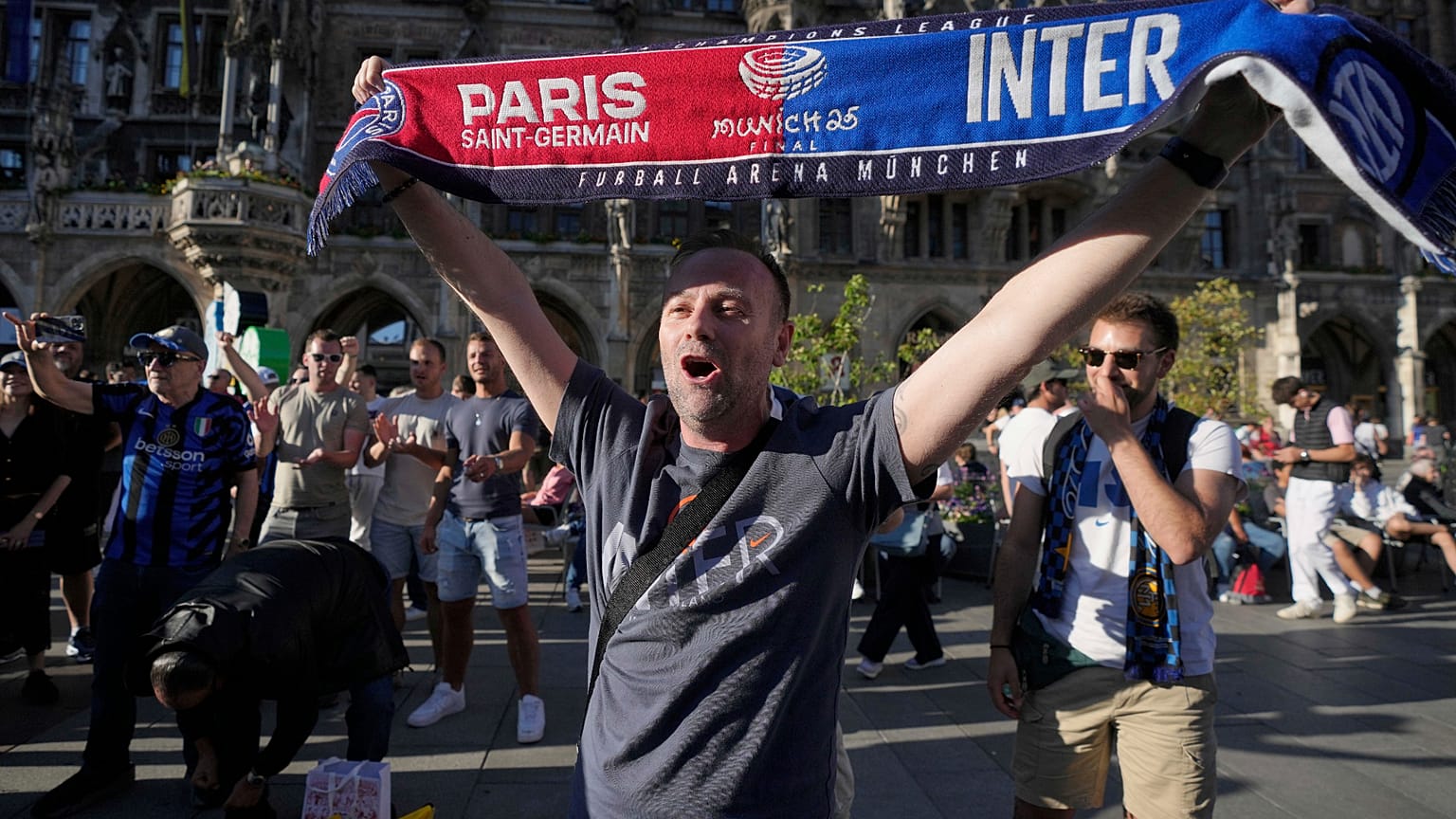 Aficionados esperando la final de la Liga de Campeones entre el París Saint-Germain y el Inter de Milán en Múnich (Alemania): comienzo el sábado a las 21.00 horas (30 de mayo de 2025)
