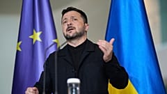 O Presidente da Ucrânia, Volodymyr Zelenskyy, gesticula durante uma conferência de imprensa na Chancelaria em Berlim, Alemanha, quarta-feira, 28 de maio de 2025.