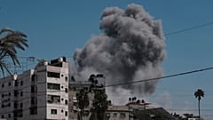 Καπνός υψώνεται στον ουρανό μετά από ισραηλινή αεροπορική επιδρομή στην πόλη της Γάζας, Παρασκευή 30 Μαΐου 2025.