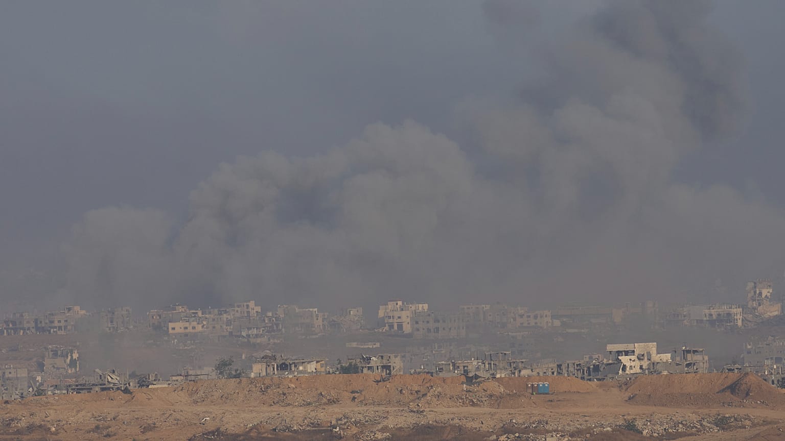 Fumo dopo un bombardamento dell'esercito israeliano nella Striscia di Gaza, visto dal sud di Israele (1 giugno 2025)