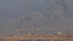 Fumo dopo un bombardamento dell'esercito israeliano nella Striscia di Gaza, visto dal sud di Israele (1 giugno 2025)