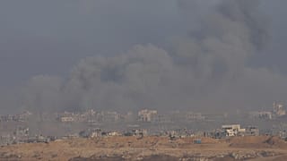 Fumo dopo un bombardamento dell'esercito israeliano nella Striscia di Gaza, visto dal sud di Israele (1 giugno 2025)