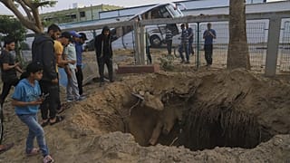آثار الغارة التي استهدفت محمد السنوار منتصف الشهر الحالي