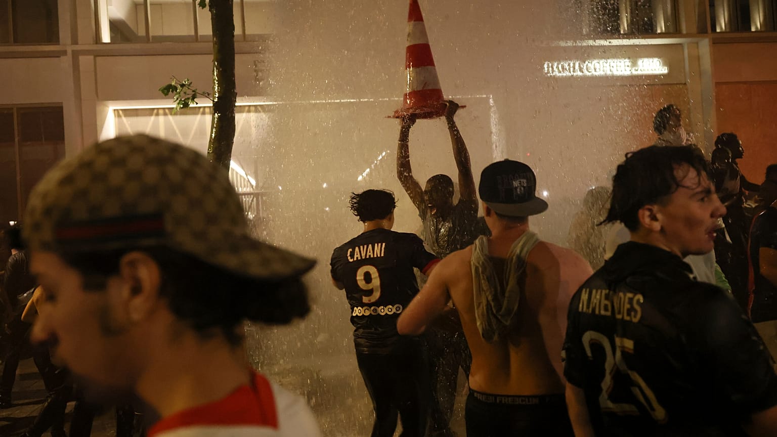 I festeggiamenti dei tifosi del Psg dopo la vittoria della Champions League sabato sera contro l'Inter sono degenerati in disordini ( 1 giugno 2025) 