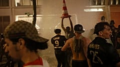 I festeggiamenti dei tifosi del Psg dopo la vittoria della Champions League sabato sera contro l'Inter sono degenerati in disordini ( 1 giugno 2025) 