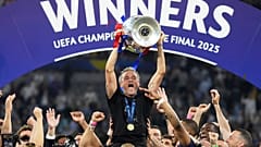 O treinador do PSG, Luis Enrique, festeja com o troféu após o jogo de futebol da final da Liga dos Campeões entre o Paris Saint-Germain e o Inter de Milão
