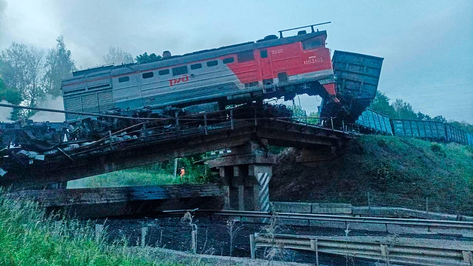 Il ponte danneggiato e il treno merci coinvolto nella regione russa di Kursk, la foto è stata condivisa dal governatore della regione, Alexander Khinshtein sui social