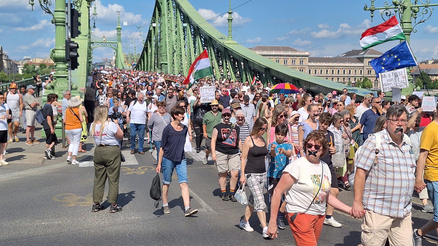 Néma demonstrálók Budapesten a Szabadság-hídról lefelé jövet, 2025. június 1-én