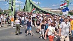 Manifestantes bajando del Puente de la Libertad en Budapest, 1 de junio de 2025.