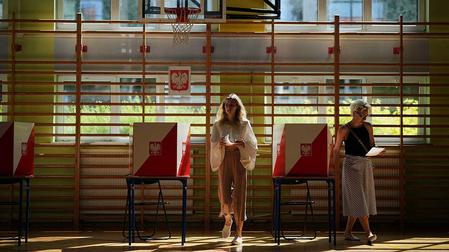 Eine Frau bereitet sich auf die Stimmabgabe während der Stichwahl bei den Präsidentschaftswahlen in Warschau, Polen, am Sonntag, 1. Juni 2025, vor. 