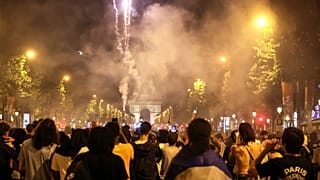 PSG-Fans stürmen die Avenue des Champs-Elysees nach dem Champions-League-Finale zwischen Paris Saint-Germain und Inter Mailand