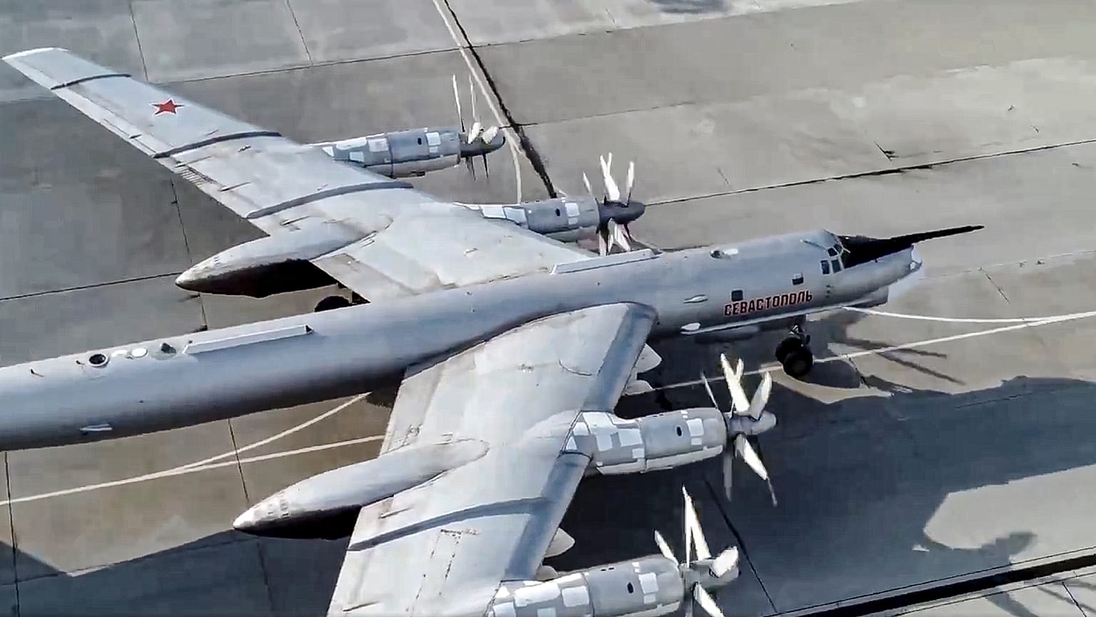 Un bombardier russe Tu-95 se prépare à décoller d'une base aérienne en Russie, le jeudi 8 juillet 2021.