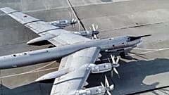 Ein russischer Tu-95-Bomber rollt vor dem Start auf einem Luftwaffenstützpunkt in Russland, Donnerstag, 8. Juli 2021