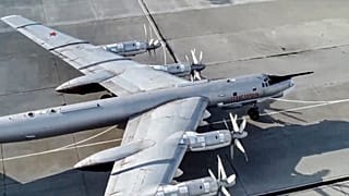 Bir Rus Tu-95 bombardıman uçağı kalkıştan önce Rusya'daki bir hava üssünde taksi yapıyor, 8 Temmuz 2021, Perşembe