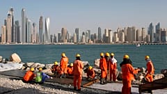 عمال يعملون في موقع بناء في نخلة جميرا ، في دبي ، الإمارات العربية الم��حدة