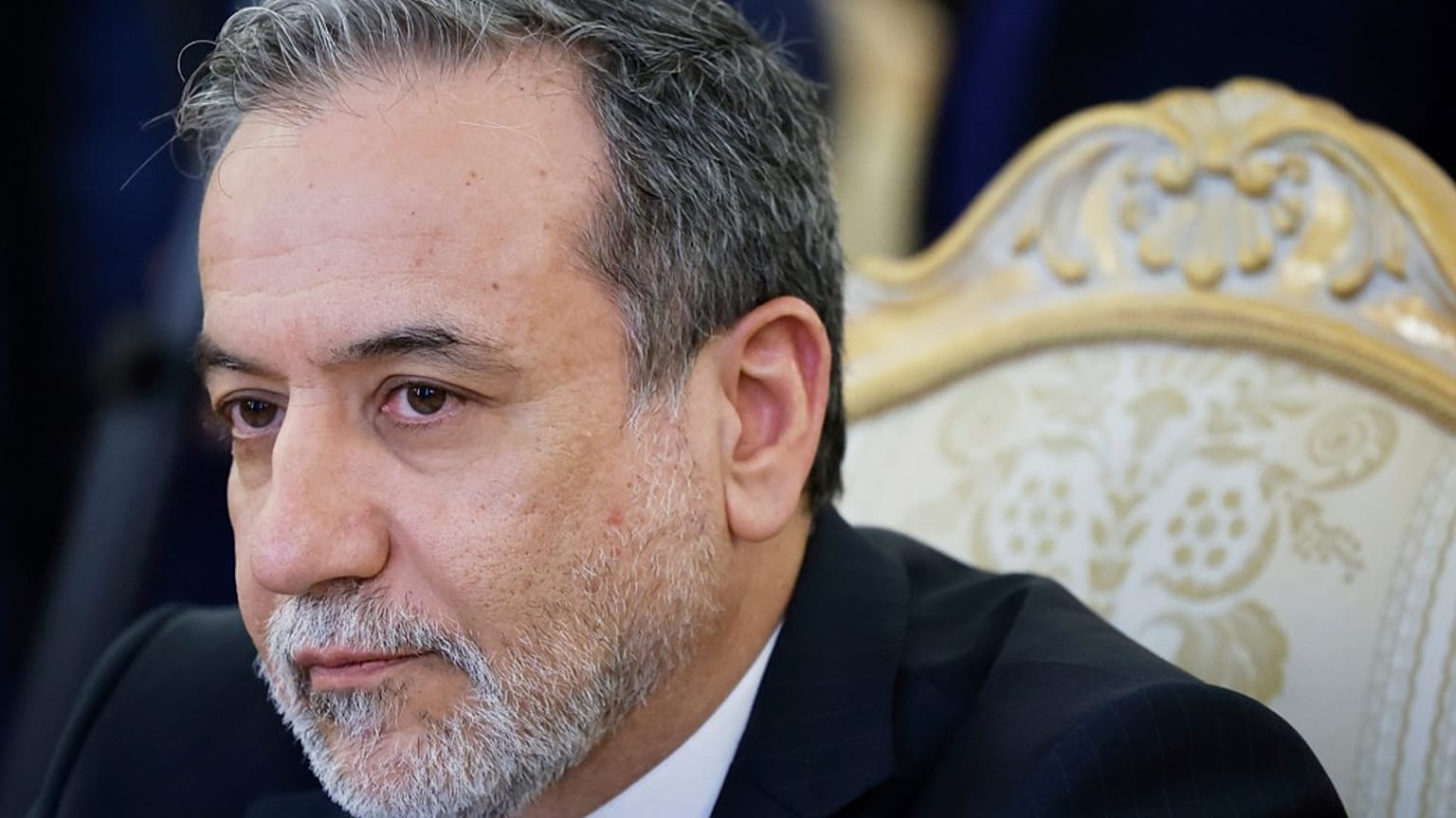 وزير الخارجية الإيراني عباس عراقجي يتحدث مع وزير الخارجية الروسي سيرجي لافروف خلال لقائهما في موسكو، روسيا، الجمعة 18 أبريل 2025. 