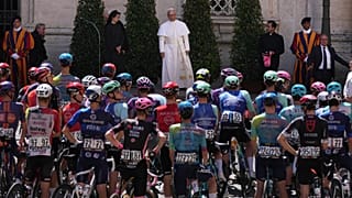 Papa Leone XIV benedice il gruppo di ciclisti del Giro d'Italia durante l'ultima tappa passata all'interno della Città del Vaticano (1 giugno 2025)
