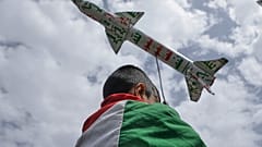 صبي يرتدي العلم الفلسطيني ويحمل صاروخًا وهميًا خلال مظاهرة أسبوعية مناهضة للولايات المتحدة وإسرائيل نظمها أنصار الحوثيين في صنعاء باليمن، الجمعة 9 مايو/أيار 2025. 