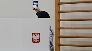 Lengyel elnökválasztás: szelfi a szavazófülkében